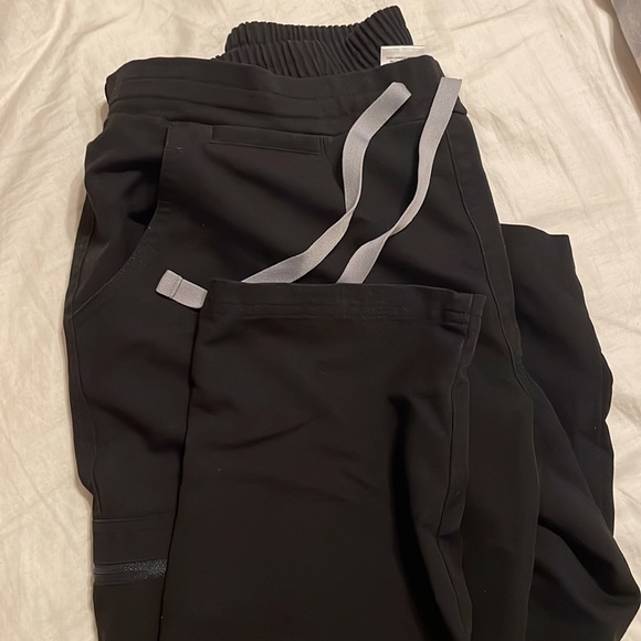 Figs black Yola skinny fit scrub pants, petite S - Picture 2 of 3
